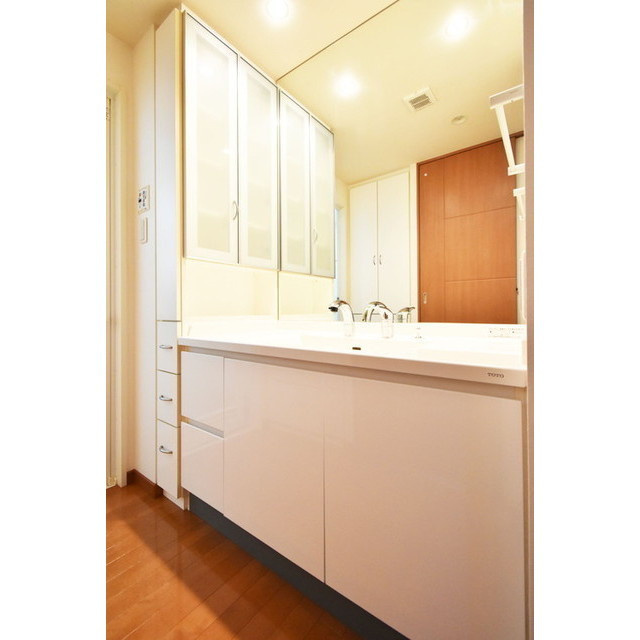 エバーライフ久留米南【キャッシュバック対象物件】の独立洗面台|独立洗面台、小物を置くことができて便利です