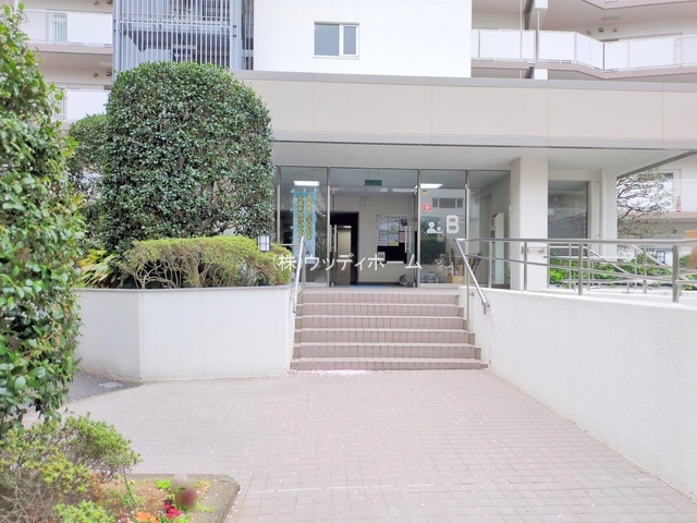 越谷ファミリータウンB棟　中古マンションのエントランス