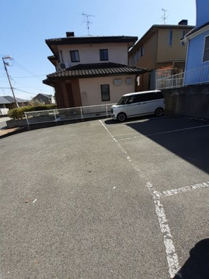 【駐車場】 | ビューテラス平原台 | 駐車場に車を止められます