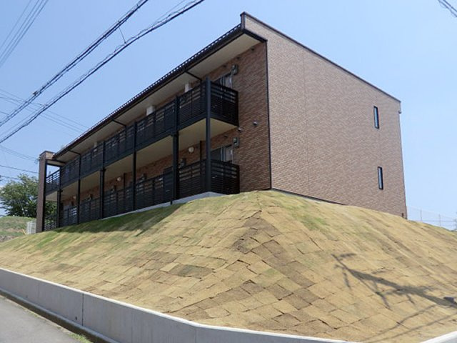 三木市志染町中自由が丘３丁目のアパートの外観