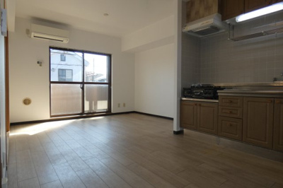 【居間・リビング】 | KTD羽村 | 12.0帖の大きなリビング。
南東向きで朝日が入るお部屋です。