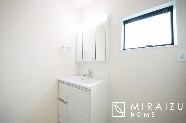 【独立洗面台】 | 高級感漂う洗面台です。鏡の後ろの収納棚もとても充実しております。コスメが大好きな奥様も、女子力高いご主人様もきっとご満足いただける収納力です。三面鏡なので、ヘアセットにも便利です。
