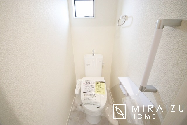 【トイレ】 | 空気の換気と窓からの光の明るさに配慮した清潔感のあるトイレ、ご自分の好きなアロマや芳香剤を置いて落ち着く空間を演出、一人になれる空間ですから、リラックスしたいですね。
