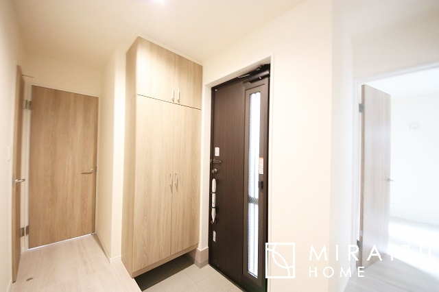 【玄関】 | いってきます♪ただいま♪明るい声が聞こえてきそうな玄関。ナチュラルなカラーがとても清潔感のある造りです♪
