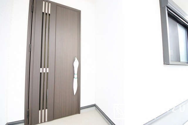 【内装】 | プライベートの空間もみんなで過ごす空間も両社兼ね備えたつくりです。階段には安全性を配慮し、手すりを設置。太陽の光と風が心地良い窓も付いた内装です。
