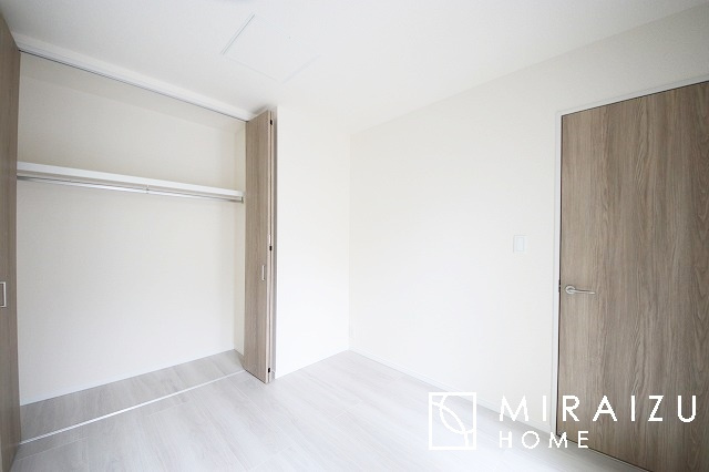 【洋室】 | 居心地の良さそうなリラックスできる空間。独立性のある建物ですので、ご自分の時間を大切にしたご家族様にぴったりです！
