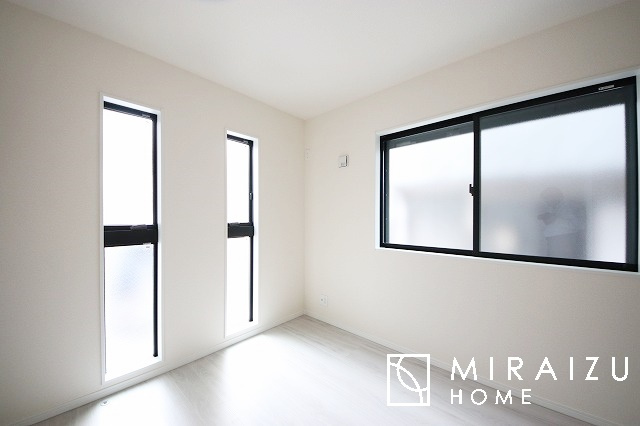 【寝室】 | 広さのある洋室は、ご夫婦様の寝室にぴったりですね。ご主人様の趣味のものや書斎などにも使用できるくらいの広さが嬉しいです。収納もばっちり完備してますのでお荷物が多いご家族様も安心してお暮しいただけます！