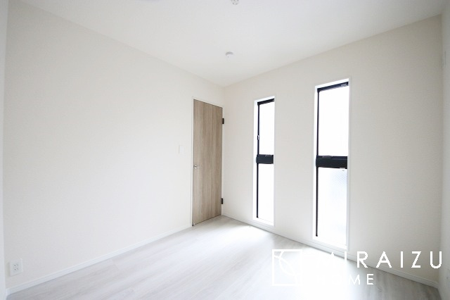 【子供部屋】 | お子様のお部屋にも主寝室にも使えますね。窓が二面についていますので採光もばっちり、空気の入れ替えもOK！自分のお部屋を持ちたいお子様の夢を叶えます！
