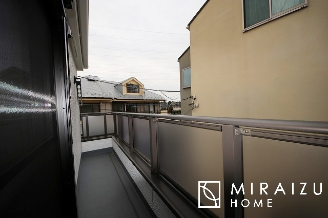 【バルコニー】 | 小鳥の鳴き声で目覚める朝、爽やかな風が入ります。太陽の陽射しでお洗濯物がカラッと乾き、気持ちの良い洋服とお布団で快適に過ごせます。