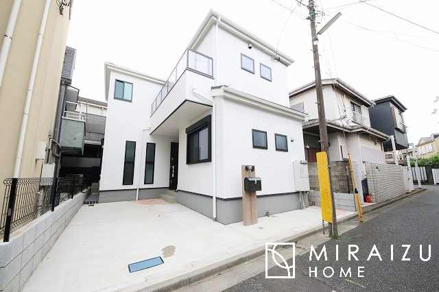 【外観】 | 青く澄み渡った綺麗な空と、陽の光をたっぷりと受ける、そんな新生活をスタートしてみませんか？見学・ご相談等、ミライズホーム(株)までお気軽にご連絡下さい。