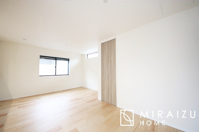 【洋室】 | 心も体も癒されるゆったりと落ち着いた洋室。窓が多いつくりになっています。窓が多いと明るい空間を保ち、室内へ気持ちの良い風も取り込んでくれます。