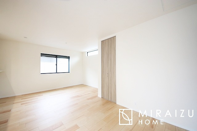 【寝室】 | 収納あり、自然な採光ありの洋室。家族みんなが気持ち良く目覚められる、過ごしやすい主寝室などにもお勧め。もちろん、ペットもご一緒に。