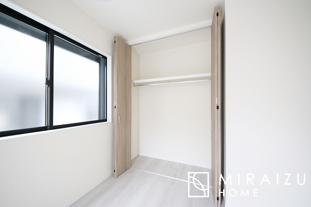 【収納】 | 収納あり、自然な採光ありの洋室。家族みんなが気持ち良く目覚められる、過ごしやすい主寝室などにもお勧め。もちろん、ペットもご一緒に。