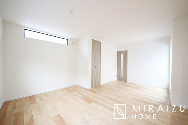 【居間・リビング】 | 陽当たりが心地の良いリビング空間です。日中はカーテンを開けて自然な光を取り込みリラックスして過ごしたいですね、照明器具もセンスの良いものを使いたいですね。
