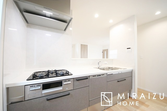 【キッチン】 | 洗練されたキッチンでは毎日の家事を少しでも楽に快適に工夫したいですね、大きいシンクではお皿洗いもストレスフリー、3口コンロでは要領よくお料理も可能です。レンジフードもお掃除がしやすい設計が嬉しい。
