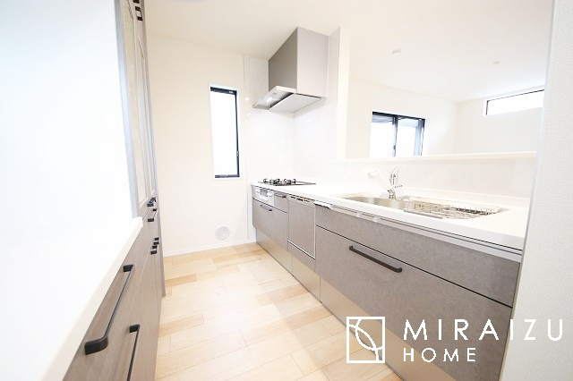 【キッチン】 | スッキリとした形が上品な広々ワイドキッチンです。レンジフードもすっきりとした造りなので圧迫感もございません。窓もあり明るい空間の中で毎日お料理することが可能です。収納スペースも広いのが嬉しいですね。
