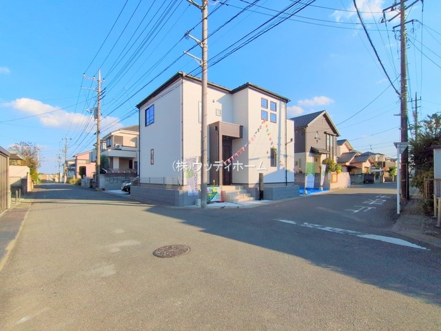 越谷市弥栄町11期　新築一戸建て　1号棟の前面道路含む現地写真