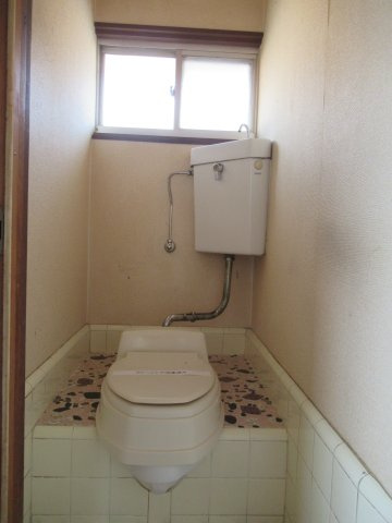 東美園町貸家のトイレ