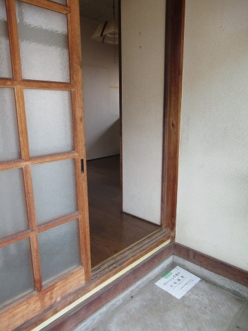 東美園町貸家の玄関