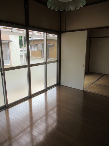 東美園町貸家の洋室