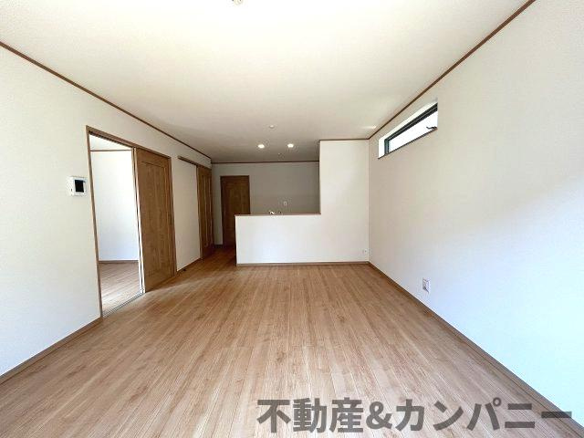 ハートフルタウン北吉田　新築分譲戸建　の居間・リビング|こちらのリビングで趣味の時間をお楽しみください