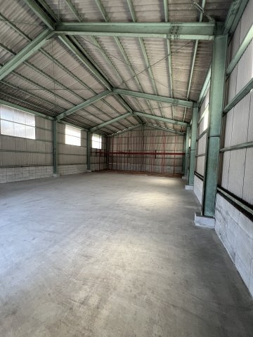 津山市二宮　貸倉庫　の内装