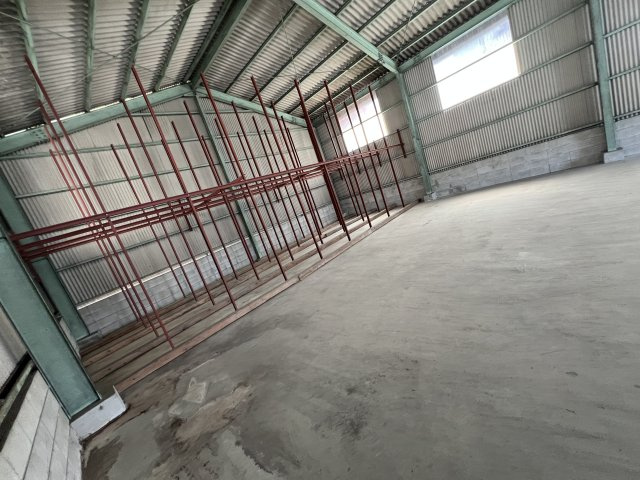 津山市二宮　貸倉庫　の内装