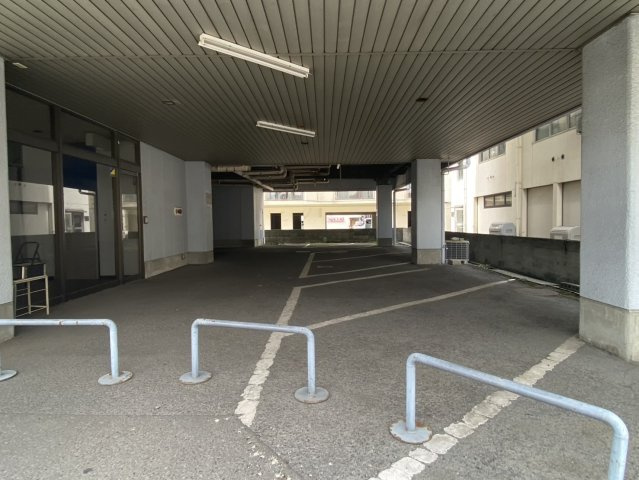 西条市大町　事業用物件の駐車場