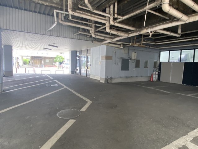 西条市大町　事業用物件の駐車場