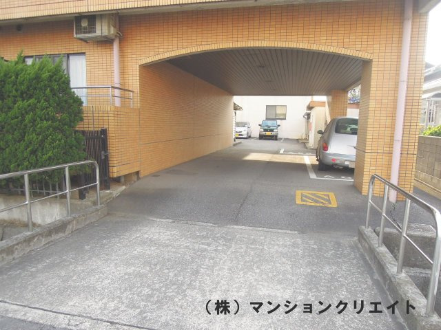 アペックス開発の駐車場