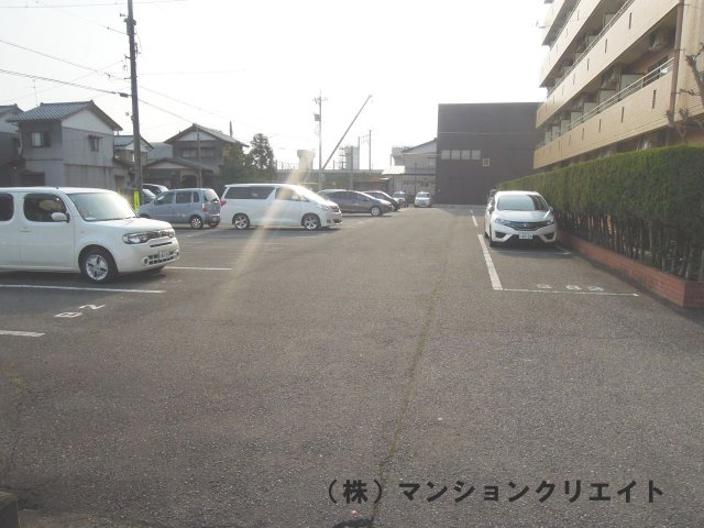 アペックス開発の駐車場