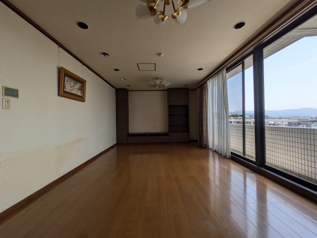 【居間・リビング】 | ☆家具家電は販売価格に含まれません。
ご家族みんながゆったりくつろげる広々リビングです。