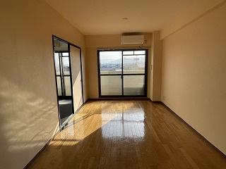 【居間・リビング】 | レジデンス南草津 | おしゃれなリビングです（同物件別室の写真です）