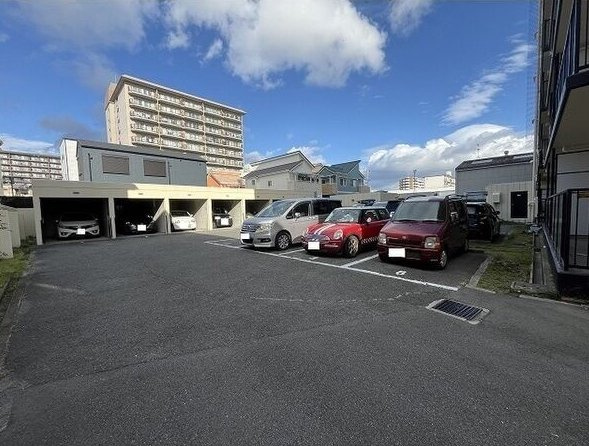 フェルザ西宮の駐車場