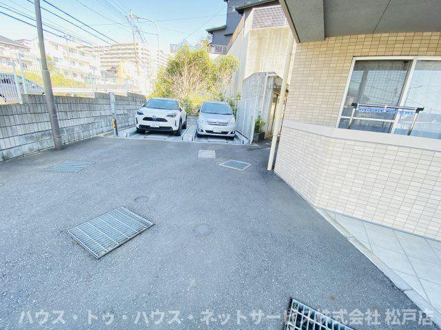 カミュー松戸北小金の駐車場