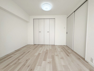 リラックスできるプライベート空間で、快適な睡眠をサポート。個人の好みに合わせたインテリアや寝具で心地良さを追求。プライベートな時間を過ごし、リフレッシュする場所におすすめです。