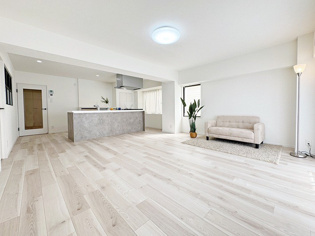 リビングダイニングは家族や友人とのコミュニケーションを楽しむ場所でくつろぎながら食事や会話を楽しめ、多目的に利用できリラックスできる空間です。家庭内の中心として機能し、快適な生活をサポートします。