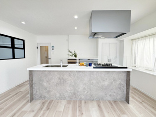 キッチン前のダイニングスペース　カウンターキッチンから料理の受け渡し等に便利です。ダイニングセットを置いても十分な広さを確保。