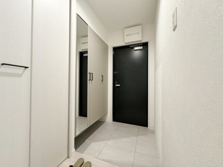 大きな玄関収納付きの玄関です　家族皆様の履物をしっかり収納できます　姿見付きでお出かけ前の身だしなみチェックに便利です