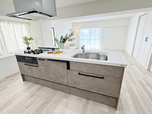 シンプルなデザインと使いやすさを兼ね備えた対面式システムキッチンは、効率的な作業スペースを提供し、家族やゲストとのコミュニケーションを促進します。