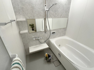 ユニットバスは省スペースでありながら、シンプルな設計と使いやすさを備え、簡便なメンテナンスが可能です。またミラー・小物置き場もあり便利です。