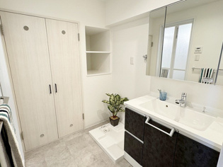 衣服の収納や脱ぎ着や整理整頓がしやすく、湿った衣類を乾燥させるスペースがありカビや臭いの発生を防ぎます。床の汚れを他の部屋に持ち込まず清潔を保つことができます。また快適な入浴環境の整備にも役立ちます。