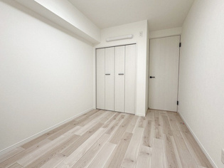 明るい色合いのフローリングとクロスを使用した洋室は家具やインテリアとも調和しやすく空間が広く感じられ開放感を生み出します。自然光を効果的に反射し、室内を明るく保つため、日中の照明使用を抑えられます。