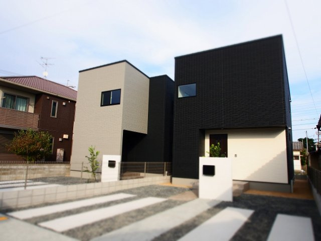 【前面道路含む現地写真】 | ルルーディア十日市東町2号棟 | デザイン性が高い室内♪利便性の良い立地。