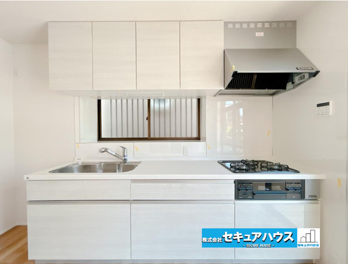 【中古戸建】東海市荒尾町奥曽山のキッチン|■キッチンスペース
ご家族みんなで調理ができる位のスペースを実現したキッチン空間となっております。みんなで作った料理を召し上がりながらの会話は、どのような物になるのでしょうか。