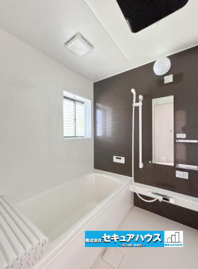 【中古戸建】東海市荒尾町奥曽山の浴室|■バスルーム
快適な使い心地とゆとりある空間が1日の疲れを解きほぐすバスルーム。空間も浴槽もゆったりのびのび使えるゆとり設計。広く感じるゆとり設計で快適なリラックスタイムを過ごせます。