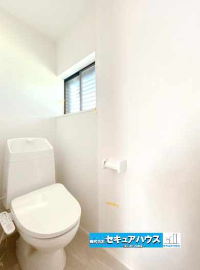 【中古戸建】東海市荒尾町奥曽山のトイレ|■トイレ
お掃除しやすい素材と機能にこだわった、シャープなフォルムのトイレはいつまでもキレイが続きます。少ない水量で洗浄できる、環境にもお財布にもやさしいエコなトイレです。
