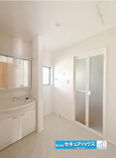 【中古戸建】東海市荒尾町奥曽山の独立洗面台|■洗面台・洗面所
収納スペースもバッチリなこちらの洗面台。忙しい朝の時間にお役立ち！化粧品やヘアケア用品など細かな物も鏡の裏に見えない収納可能です♪