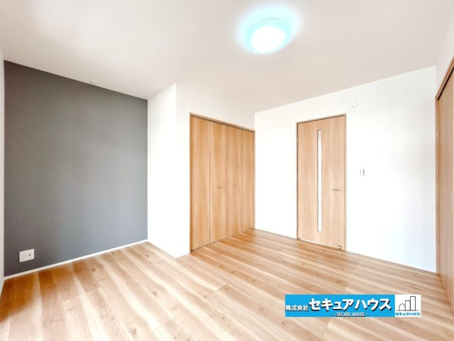 【中古戸建】東海市荒尾町奥曽山の洋室|■1階7畳洋室
和室から洋室へリフォームしました。1階に一部屋あれば将来の寝室にもなります。ライフステージに合わせた使い方で日々の暮らしを充実させてください。