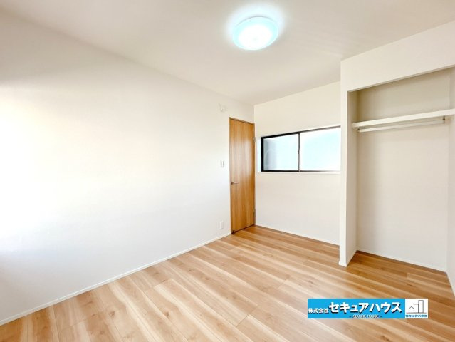 【中古戸建】東海市荒尾町奥曽山の洋室|■2階5.63帖洋室
収納新設、床フロア重ね張り、クロス張替え、照明器具交換、火災報知器設置。